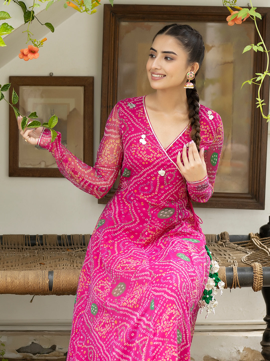 Close-up of V-neck design on pink Leheriya kurta
