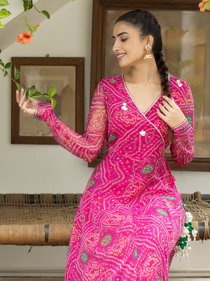 Close-up of V-neck design on pink Leheriya kurta